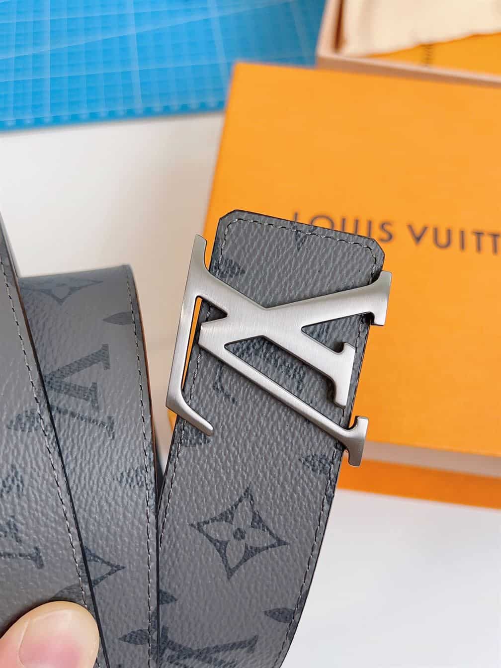 LOUIS VUITTON LV INITIALES 40MM REVERSIBLE BELT – LBE027