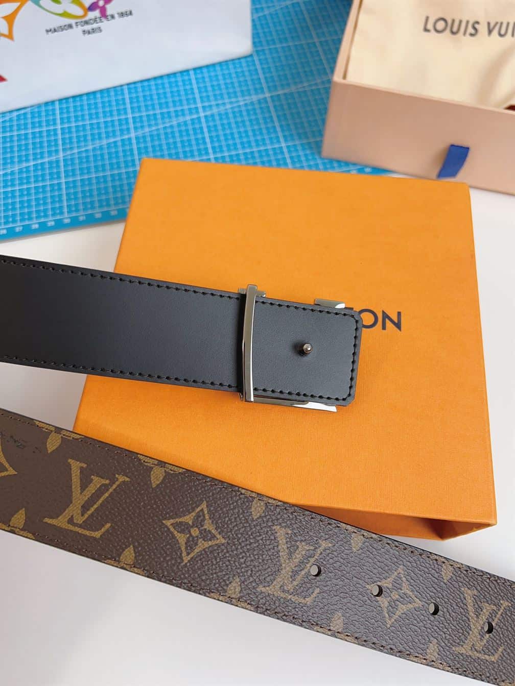 LOUIS VUITTON LV INITIALES 40MM REVERSIBLE BELT – LBE028