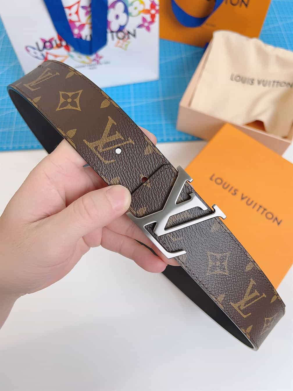 LOUIS VUITTON LV INITIALES 40MM REVERSIBLE BELT – LBE028