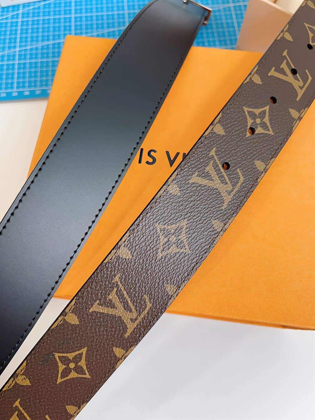 LOUIS VUITTON LV INITIALES 40MM REVERSIBLE BELT – LBE028