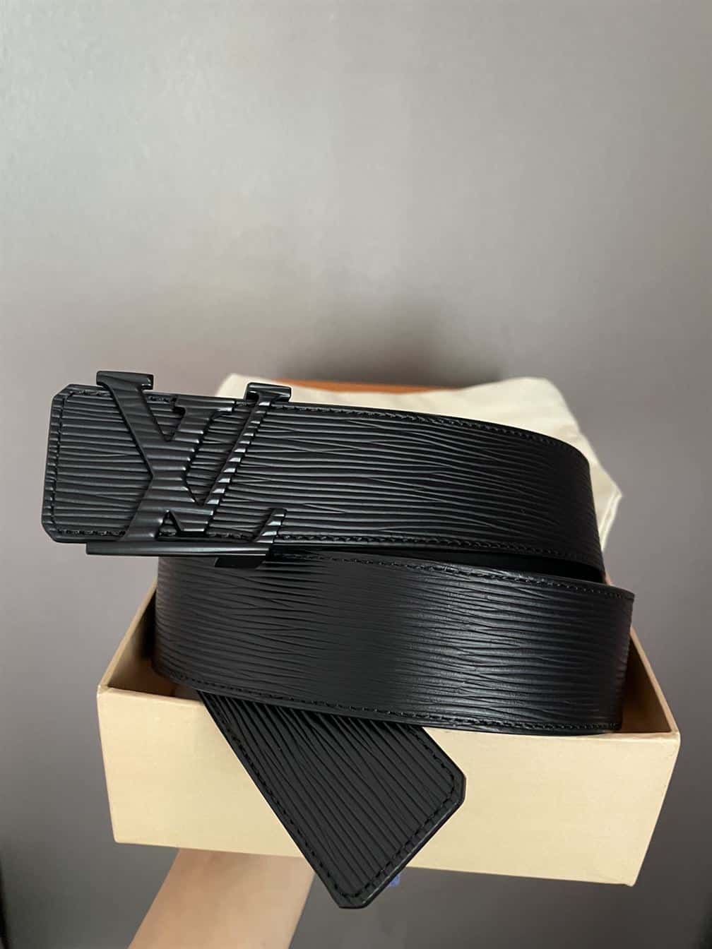 LV INITIALES 40MM – LBE009