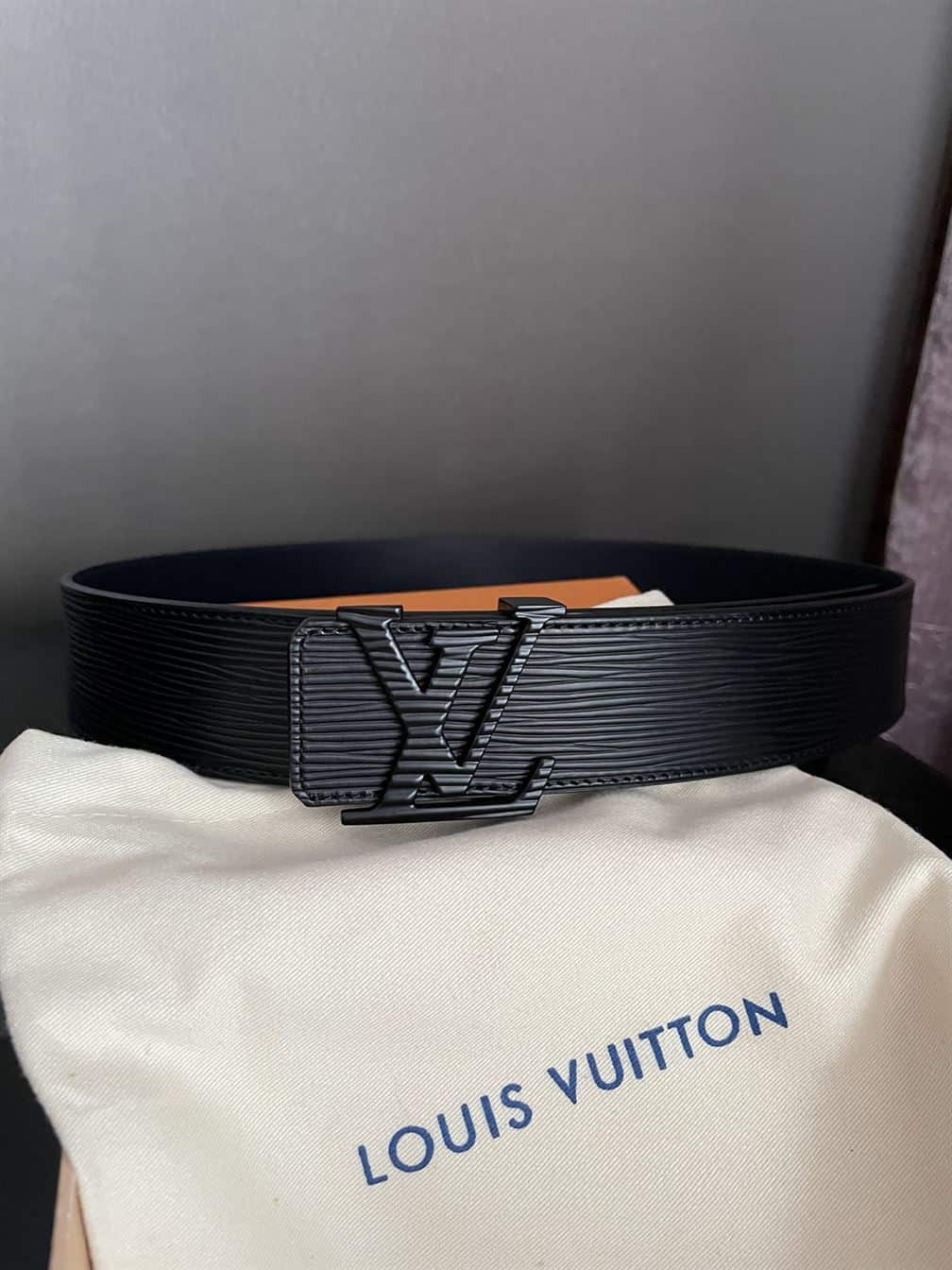 LV INITIALES 40MM – LBE009