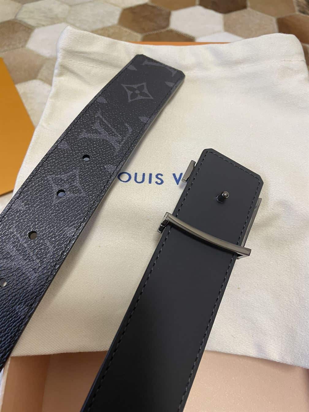 LV INITIALES 40MM REVERSIBLE – LVB010