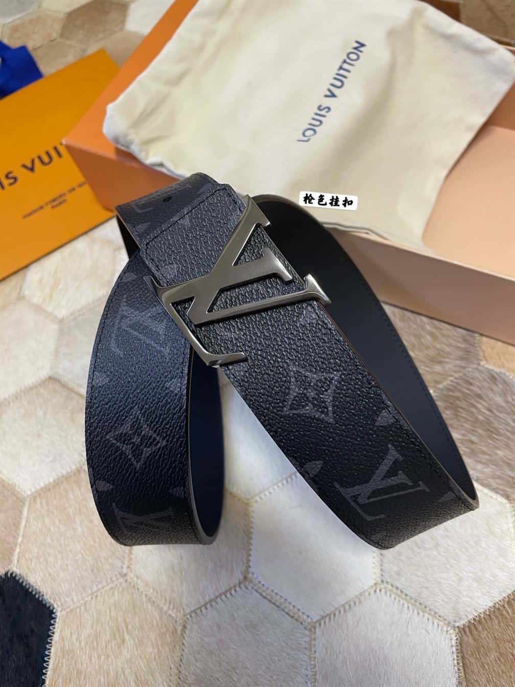 LV INITIALES 40MM REVERSIBLE – LVB010