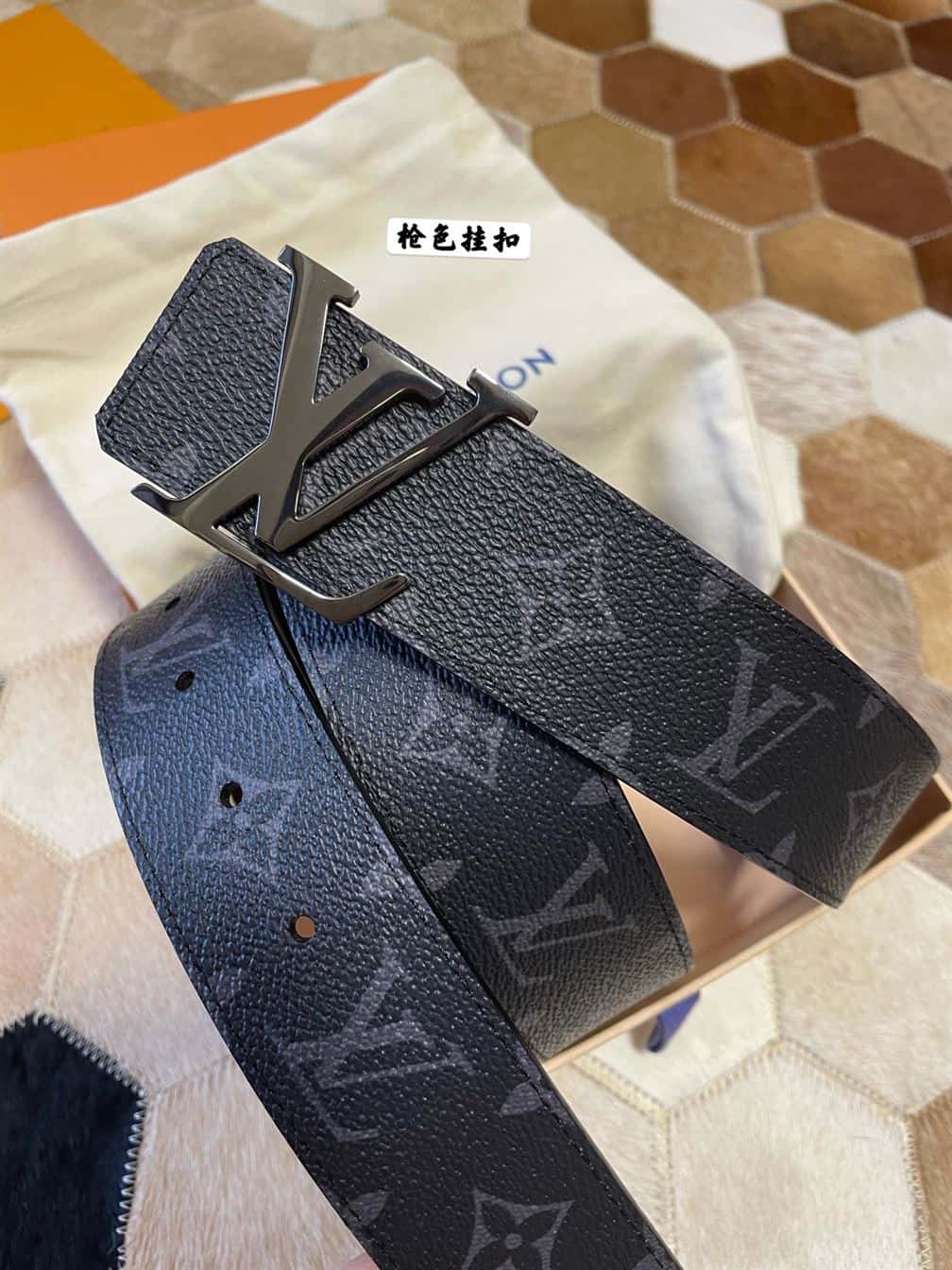 LV INITIALES 40MM REVERSIBLE – LVB010