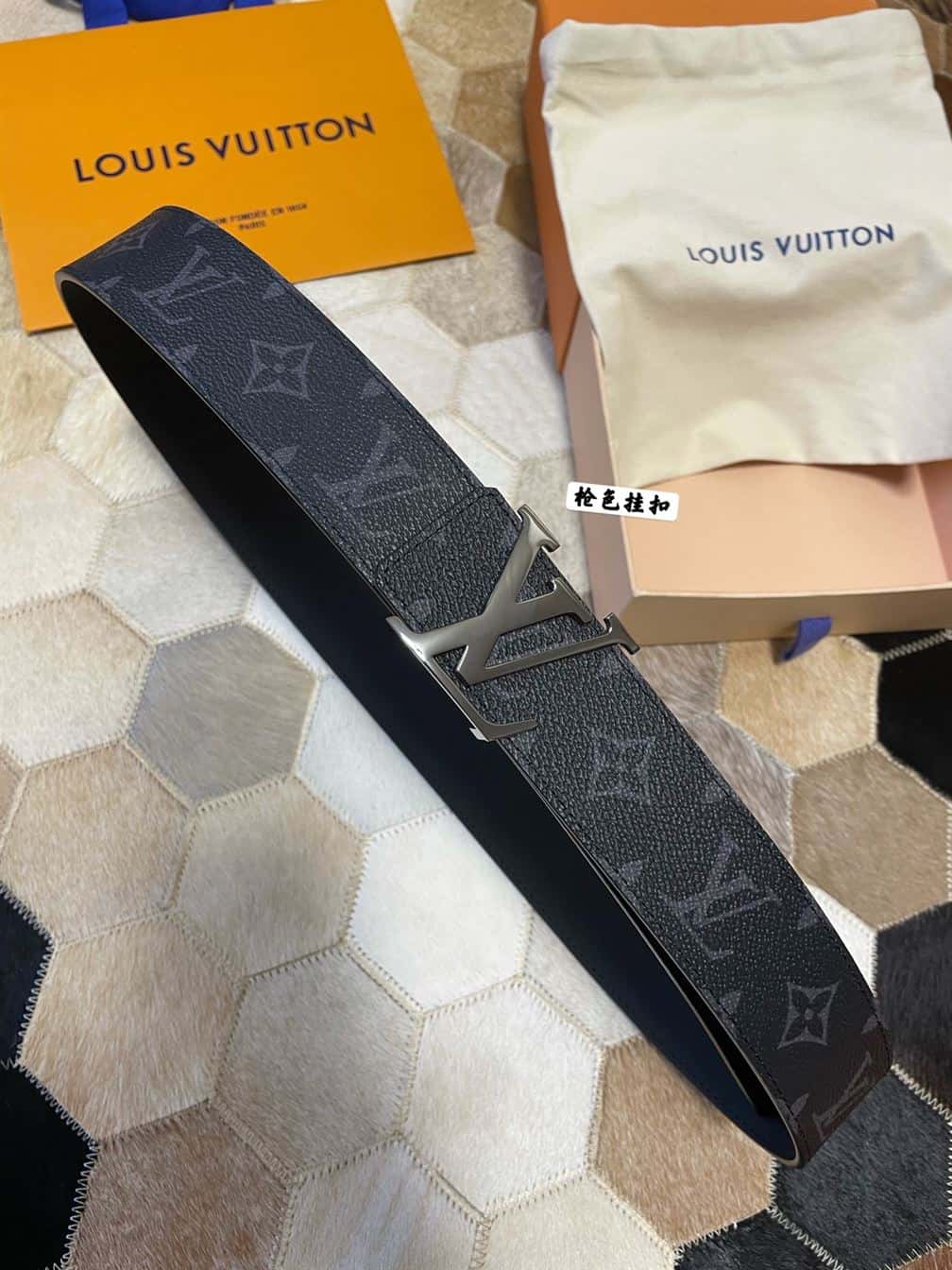 LV INITIALES 40MM REVERSIBLE – LVB010