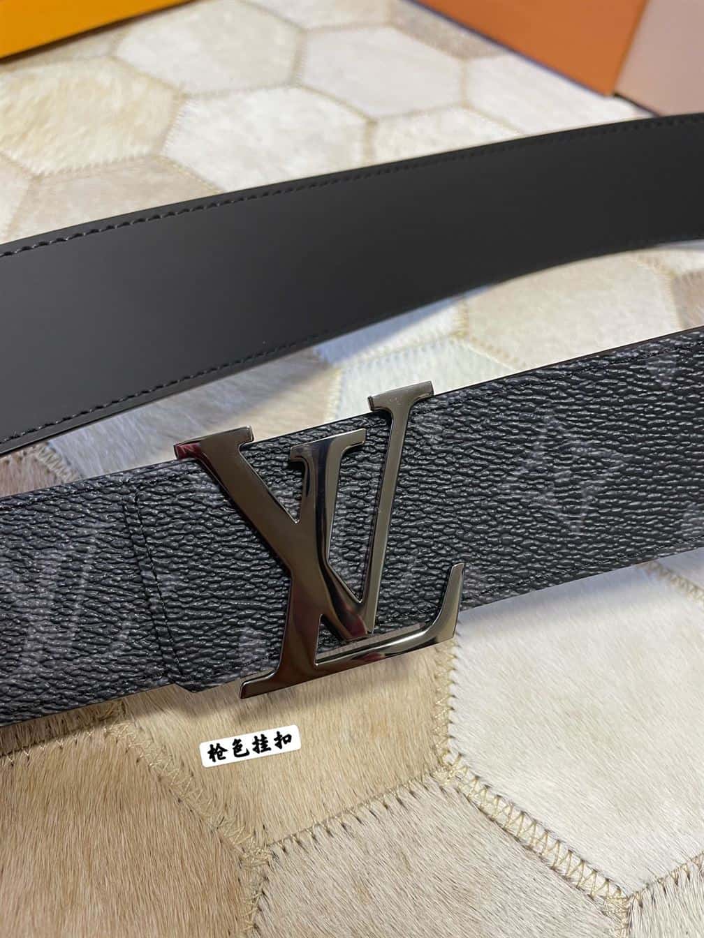 LV INITIALES 40MM REVERSIBLE – LVB010